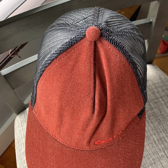 Men’s Oakley Red with Black Mesh SnapBack hat - Picture 3 of 5